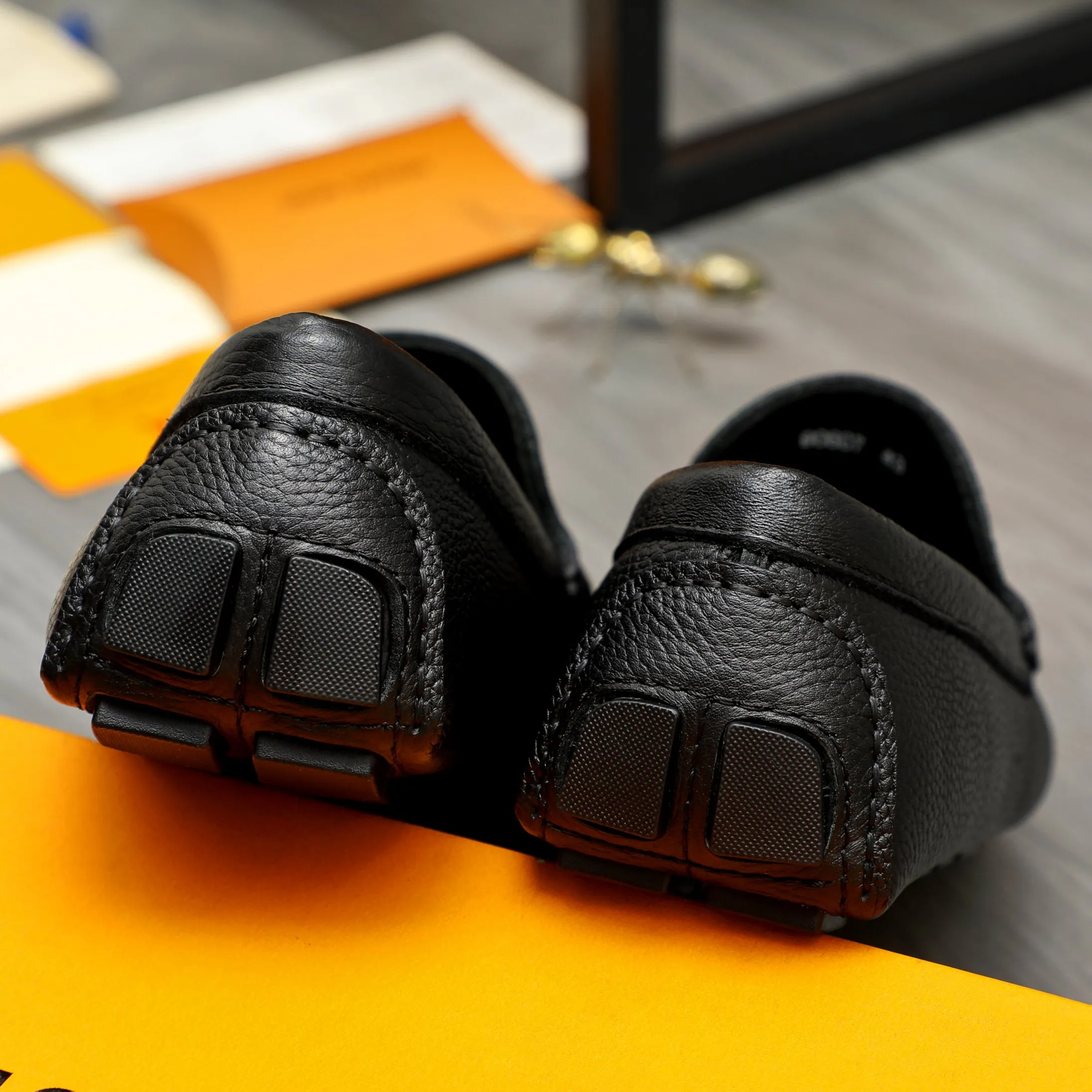 Men's shoes 💰420 Product trademark: LV "Louis Vuitton" casual slip-on shoes Regular size: 38-46 (45.46 custom-made, non-returnable) Product materials: Selected pebbled cowhide upper, sheepskin lining, original rubber outsole